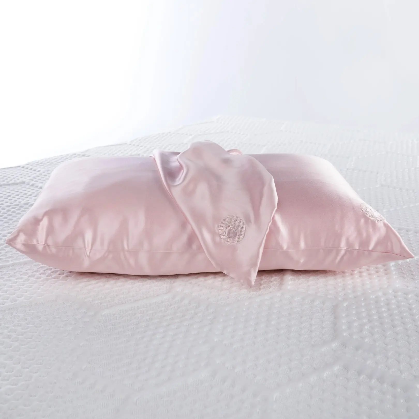 Premium Silk Pillowcase - Silk Material Bedding Accessory, Skin-Friendly, Soft for Comfortable Sleep