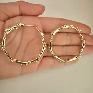 Argollas con diseño de material goldfill- Producto #111