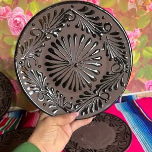 Plato redondo relieve color negro 10 in