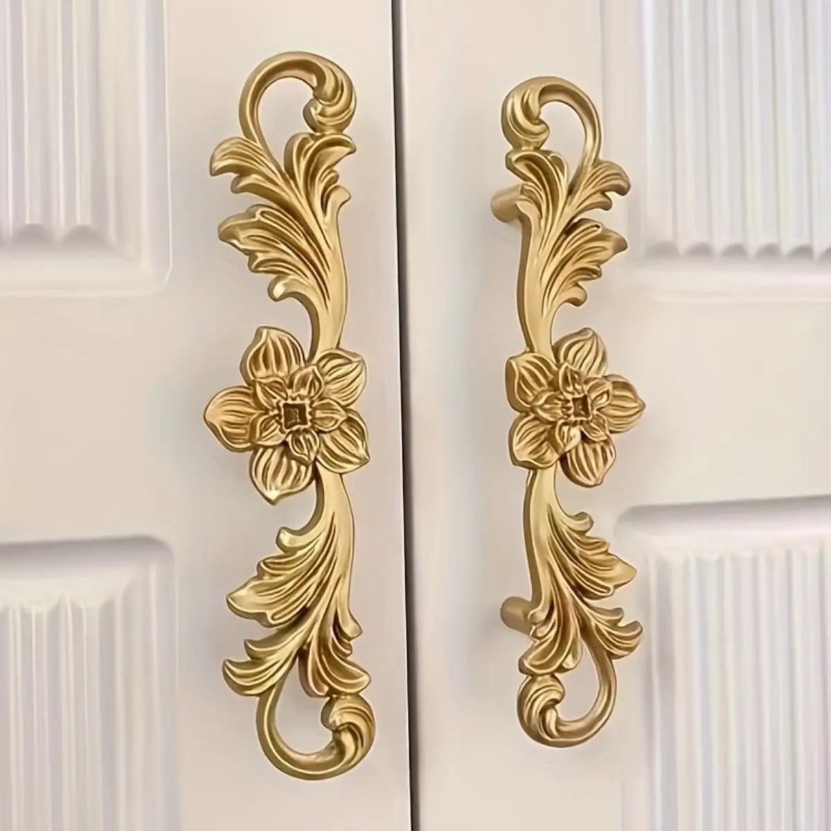 2PCS Bright Gold Metal Furniture Handles, Engraved Design Leaf and Floral Decorative Cabinet Drawer Pulls, Light Luxury Vintage Wardrobe Door Knobs for Cupboard Drawer Storage Cabinet Home Renovation Hardware