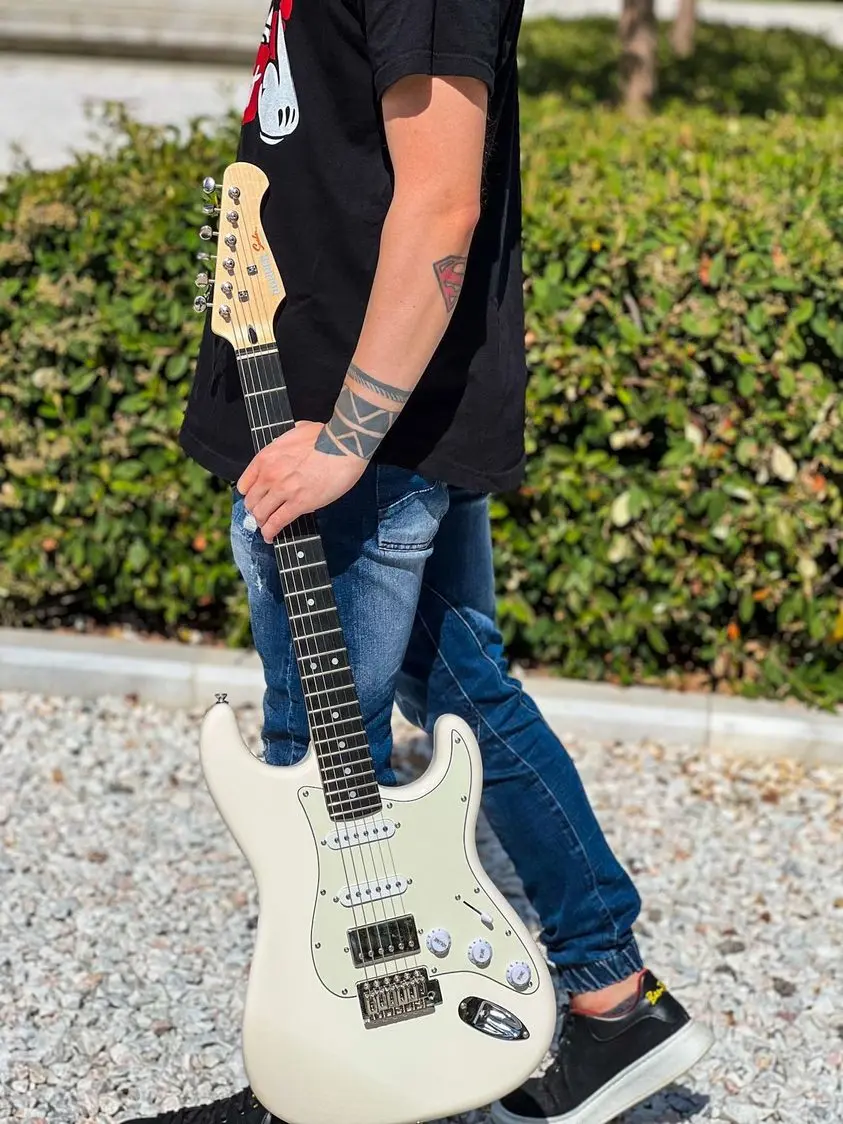 Donner DST-152 39-in ST Electric Guitar All-Inclusive Kit for Guitar Rocker - HSS Pickup, Warm HSS Sound, Maple Body, Maple Neck, Humbucking, Stable Tuning Pegs, Amplifier, Bag, Tuner, Allen Wrench, Batteries, Vintage Adult Model, Unisex