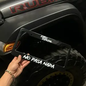 Estilo Especial "No Pasa Nada" License Plate Cover