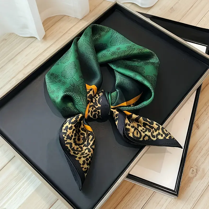 Retro Silk Square Scarf for Women, 70s Artistic Motif Neckerchief, Old Money Scarf Style for Commuting Chic and All Seasons, Artistic Motif Neckerchiefs, Coffee-Tone, Square Head Scarves, Scarf Print Neckerchiefs
