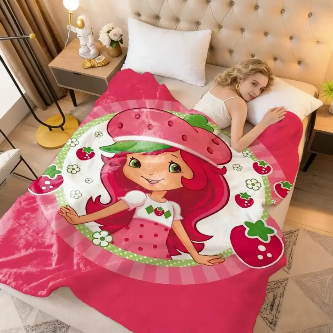 Strawberry Pattern Flannel Blanket, Soft Lightweight Breathable Fleece Throw for Adults Kids, Fruit Patchwork Summer Decor Blanket for Bed Sofa Couch, Gift, Indoor Use