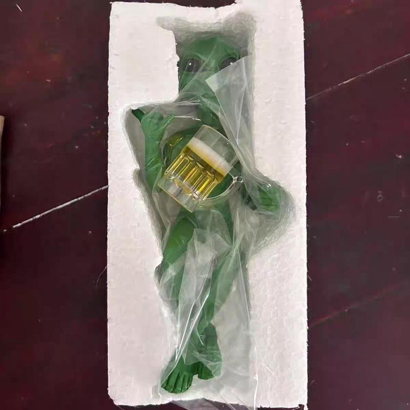 Alien Design Beer-Drinking Statue, 1 Box Fun & Humorous Outer Space Decor, Alien Figurine with Beer Mug, Ideal Gift for Sci-Fi Fans, Ornaments