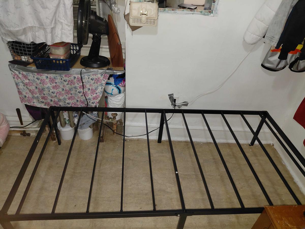 Item: Queen, 18 inches