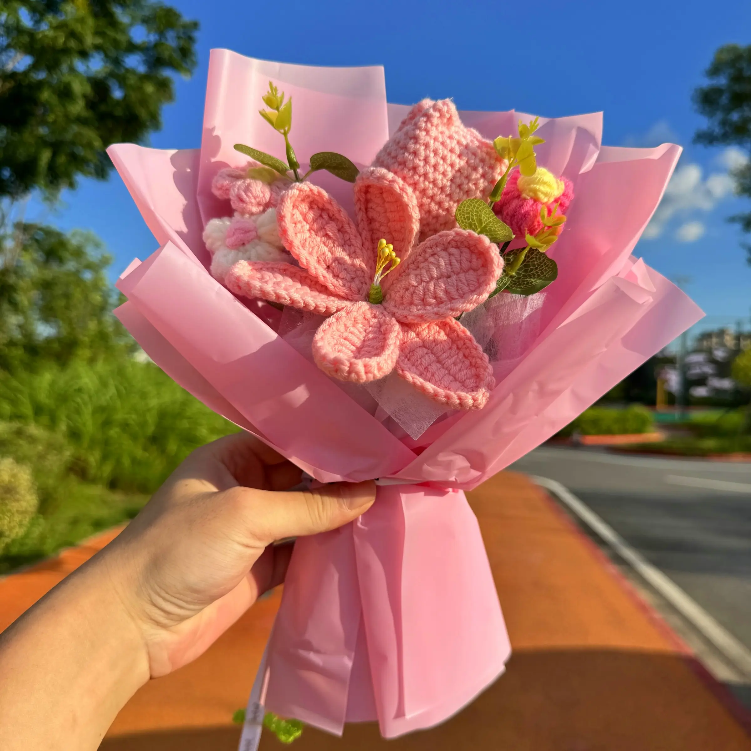 Handmade Crochet Lily and Tulip Yarn Bouquet, Cute Artificial Indoor Flower Arrangement for Home and Office Decor, Faux Floral Decor, Ideal Birthday Gift, Decorative Flowers, Artificial Flower Decoration