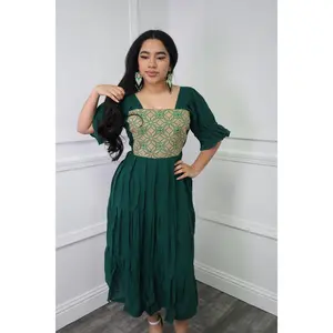 Carla Dress - Stylish Design with Elegant Details, Perfect for Any Occasion