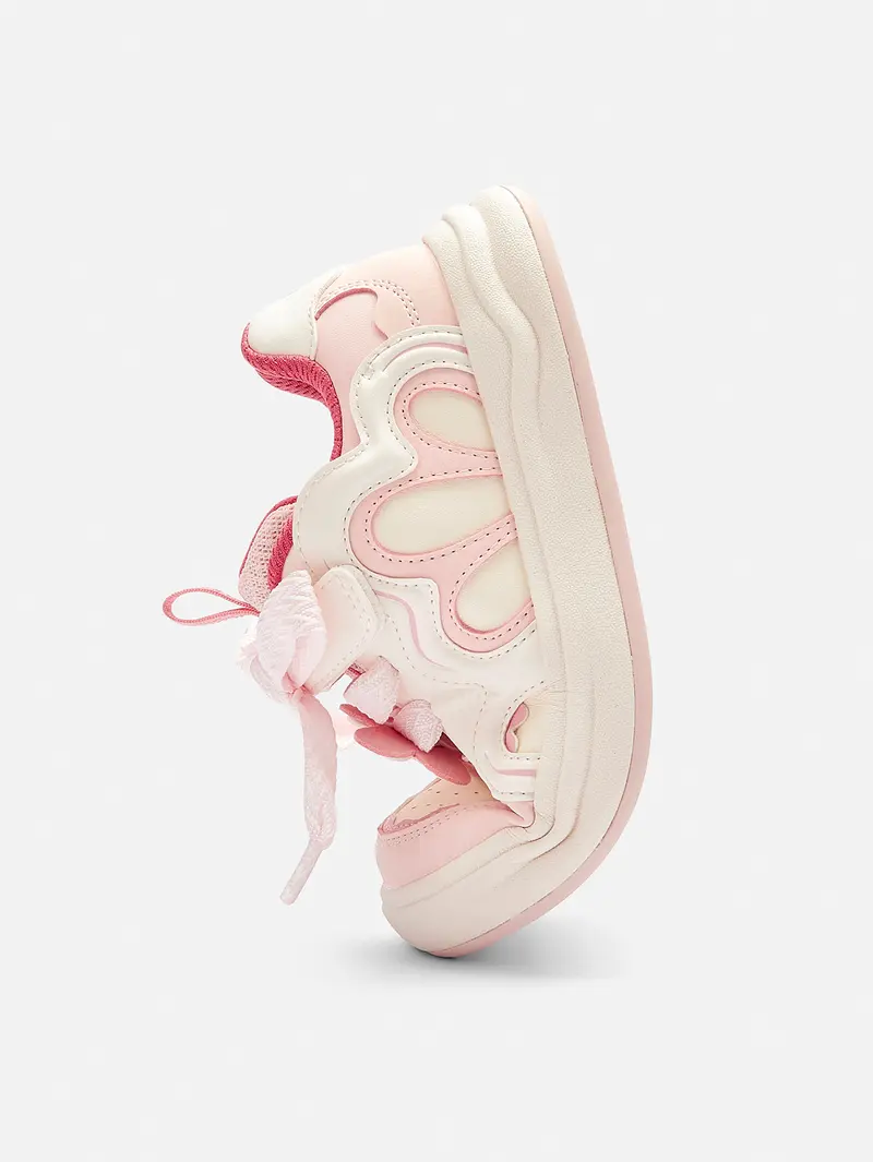 Balabala Girls' Casual Trainer Footwear - 2026 Spring Trend Low-Top Synthetic Sneakers, Sweet White Back to School Shoes, Round Toe, 3D Floral Design, Anti-Mold, Gentle Rebound EVA Midsole, Rubber Outsole, Quiet Step, Flat Heel (1 cm or Less)