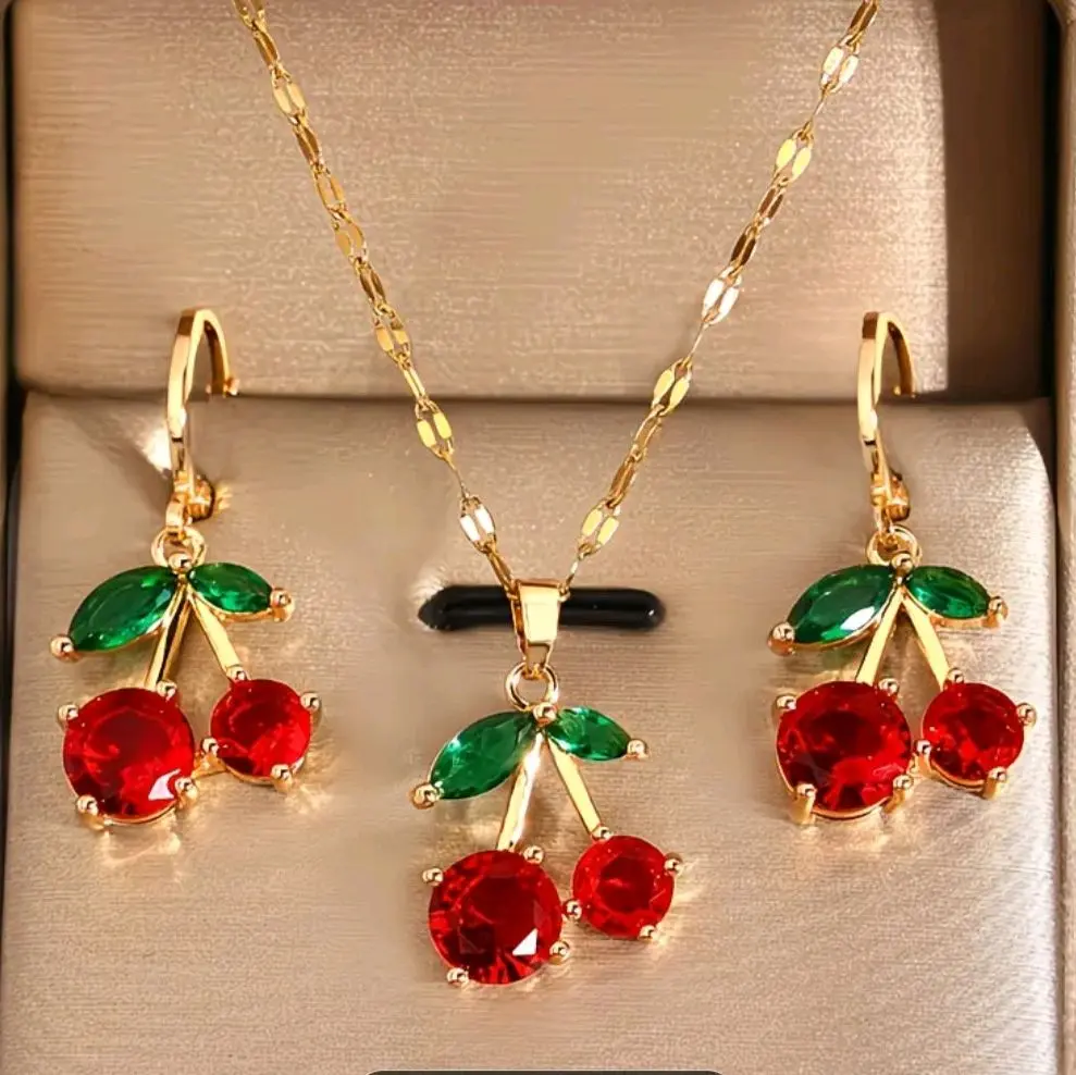 Un Ensemble de Collier et Boucles d'Oreilles au Style Mignon, avec un Délicat Motif de Cerise Rouge.  Bijou Léger, Élégant et Tendance est Parfait pour Offrir, Porter au Quotidien, aux Fêtes et aux Célébrations. Un Cadeau d'Anniversaire Idéal pour les Fil