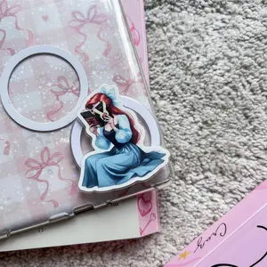 Vintage Bookish Girl Phone Grip - Redhead Princess & Green Dress Reader Accessory - Aesthetic Fairytale Phone Holder - Romantic Gift for Book Lovers - Cute Royalcore Kindle Phone Stand