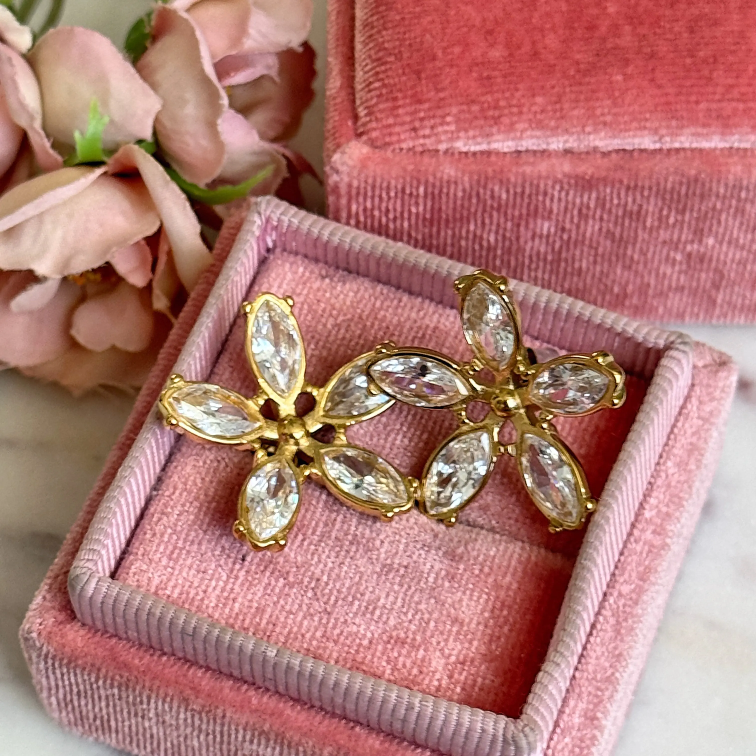 Eres Luz Flower Stud Earrings, Fashion Jewelry Party Accessory, Sparkling Zirconia Costume Earrings