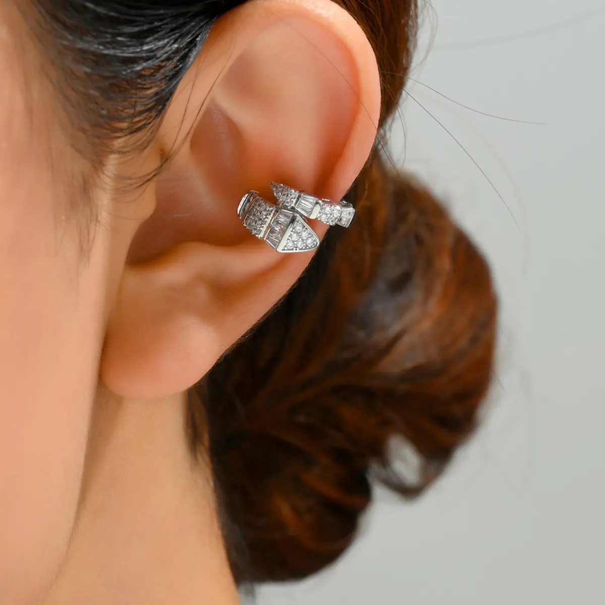 UURiel Elegant Teardrop-Shaped Snake Ear Cuff, Unisex Clip Earrings, Non-Pierced Fashion Jewelry Gift for Stylish Accessory Enthusiasts