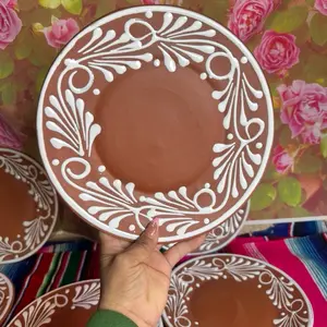 Plato redondo relieve color terracota 10 in