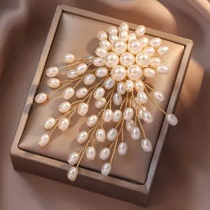 A Unique and Fashionable French-style Vintage Brooch with a Niche Design, Elegant Temperament, and a Dazzling, Eye-catching Pin. This Distinctive and Sparkling Corsage Is Perfect for Women to Wear Daily, at Banquets, on Vacation, or for Any Occasion.