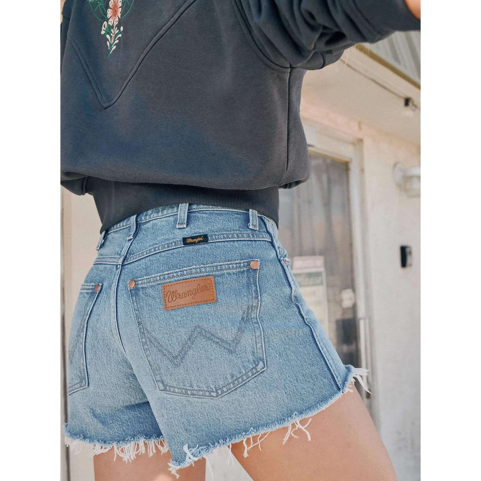 Wrangler Lady's Cowboy Sky Shorts, a Super High-Rise Western Bottom with a Slim Fit and Raw Hem in Slight Stretch Cotton Elastane, Cowgirl Shorts, Close Fitting Shorts