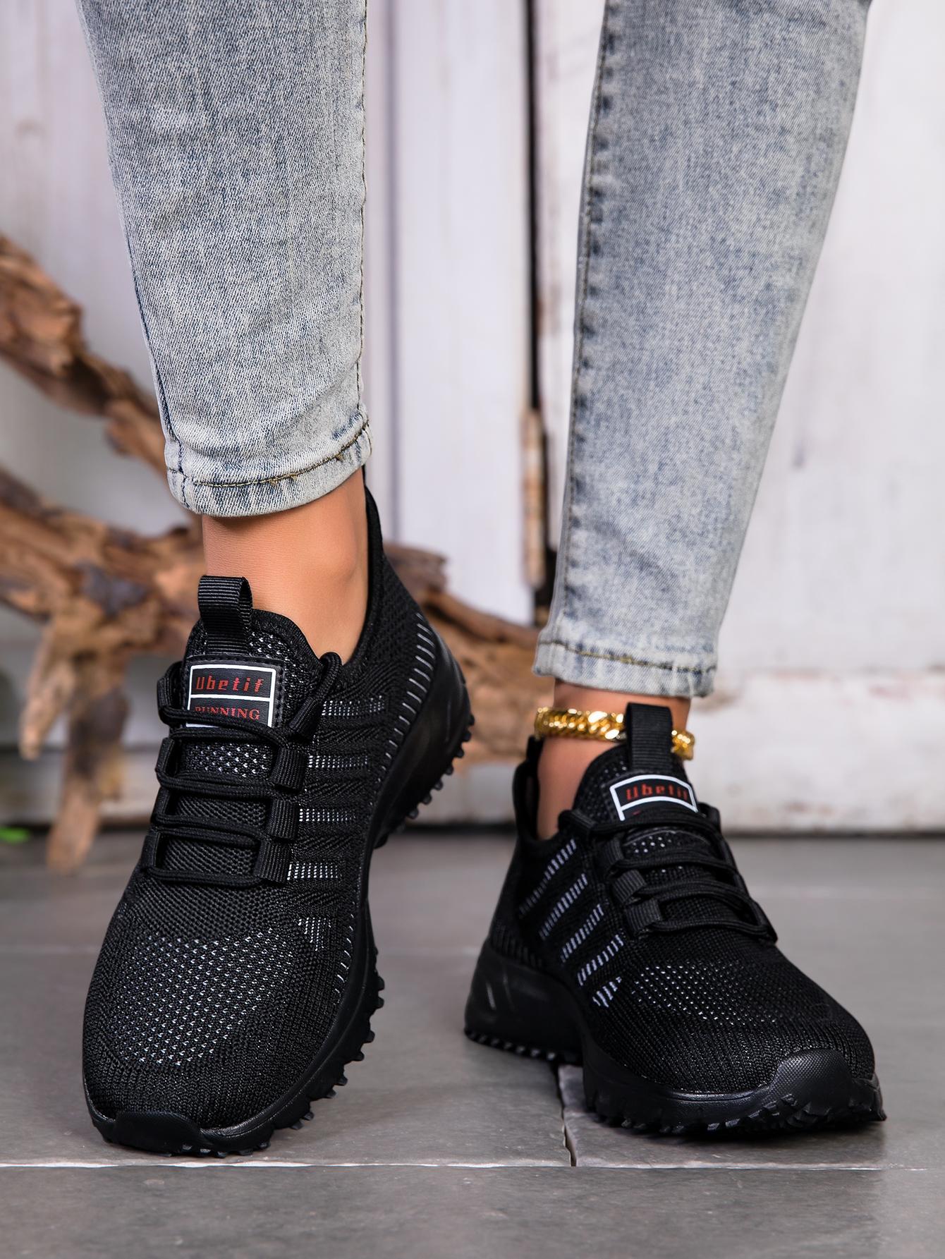 Women's fashionable and breathable knitted athletic shoes, 2026 new spring/autumn casual lightweight soft-soled walking shoes, comfortable low-top outdoor running shoes.