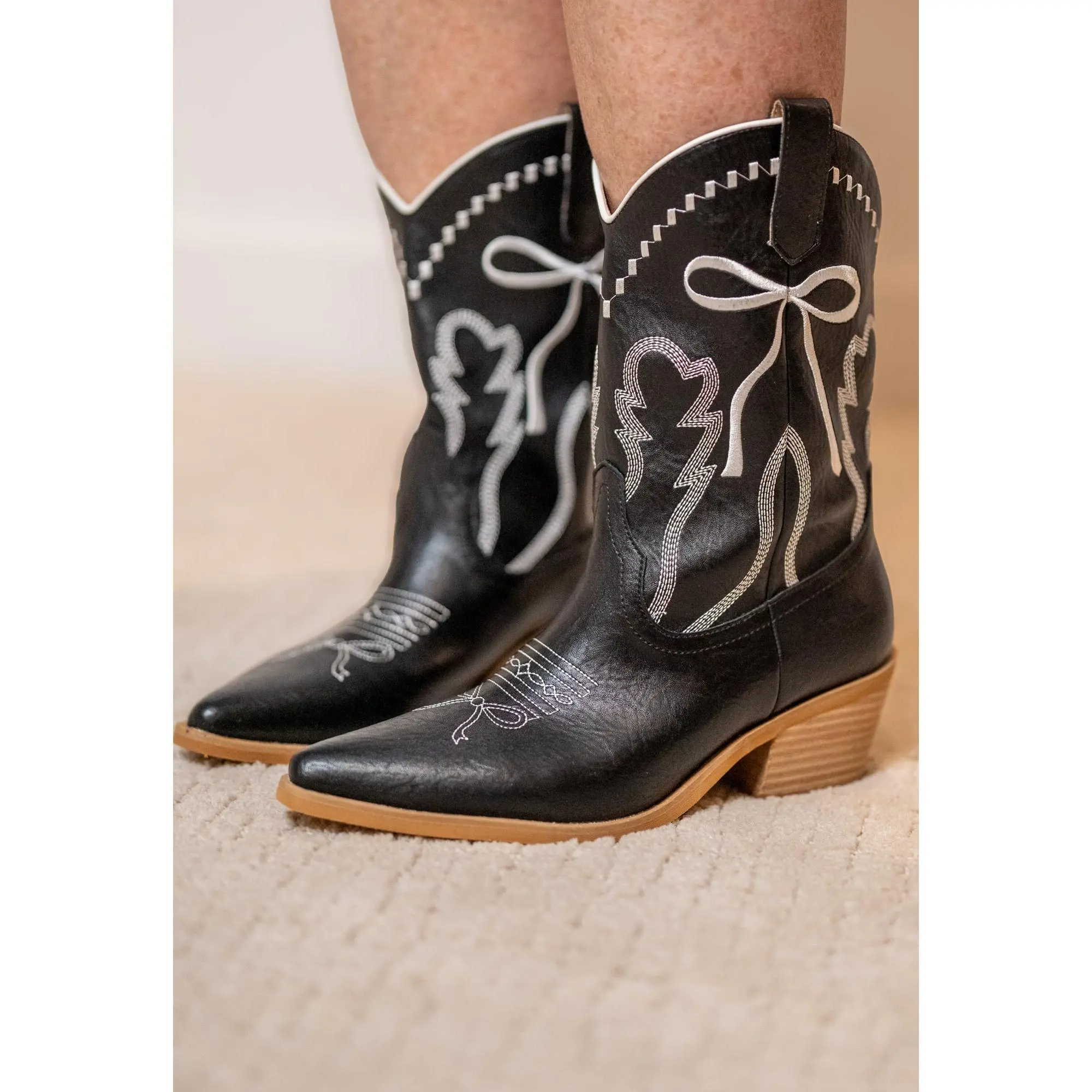 MiiM Zeta Bow Embroidered Western Boots – Black