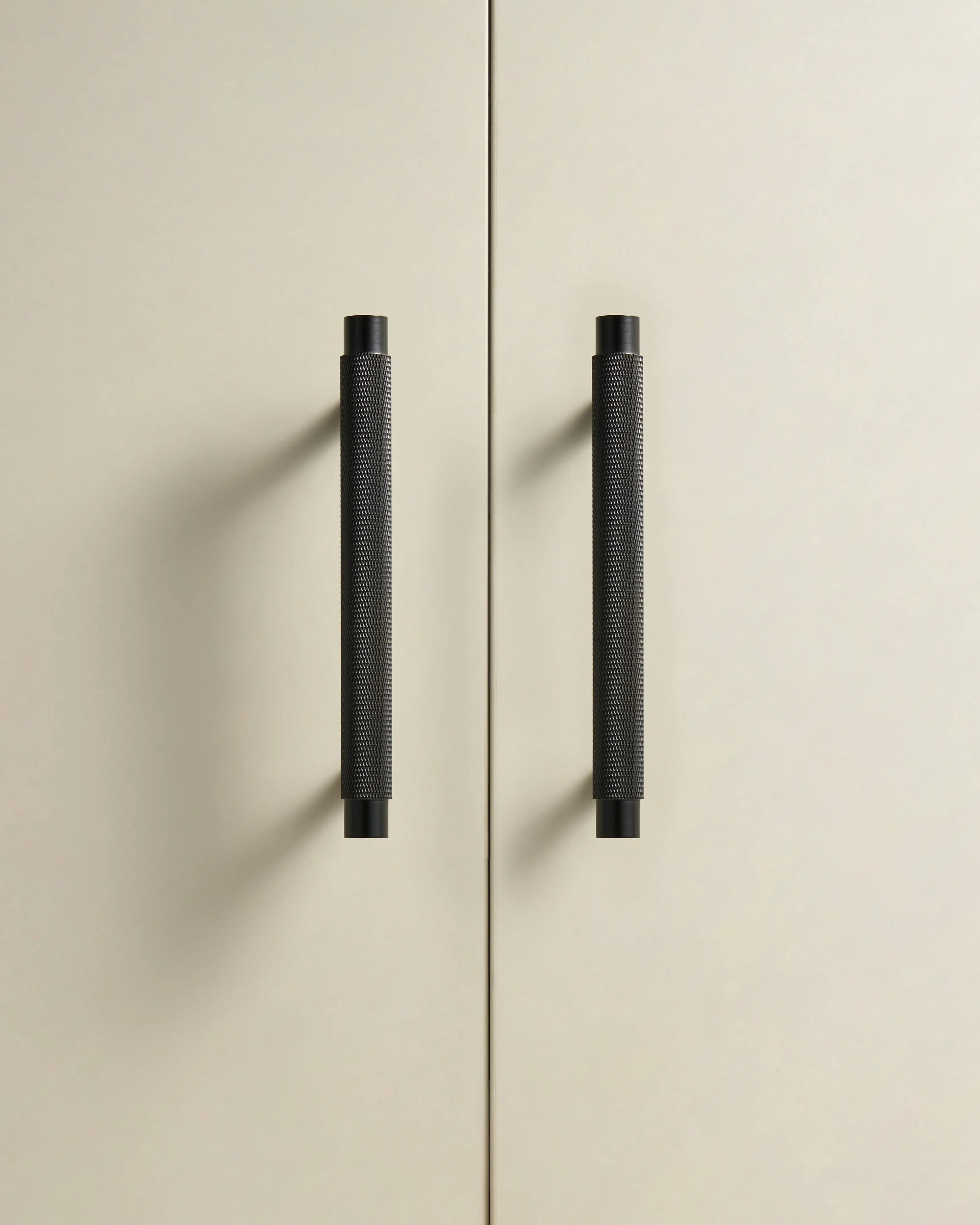 MERCER KNURLED CABINET PULL IN MATTE BLACK