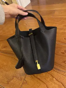 A casual, multifunctional bucket-shaped bag, elegant and pure-colored fashion shopping basket bag for women. The storage bag features a lock-fastening design and is suitable for dates, strolls, shopping, daily use, and carrying small items by hand.