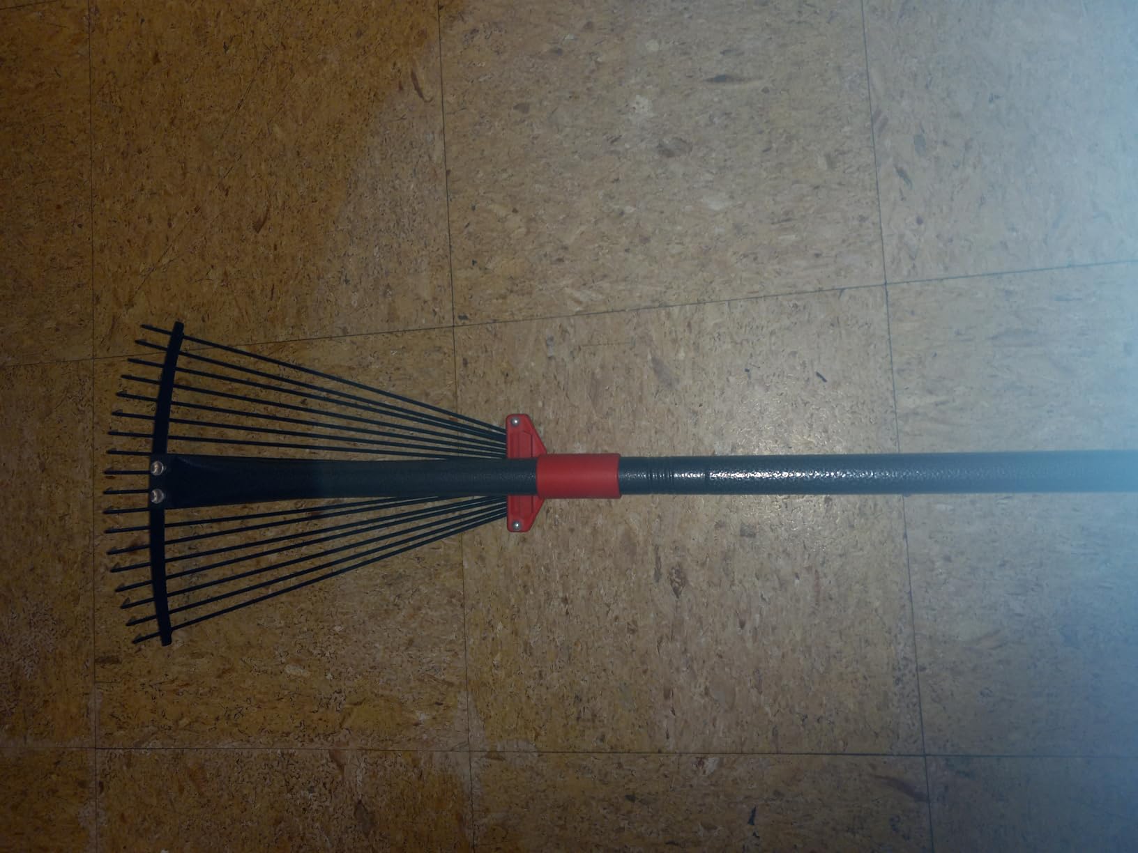 Rake for Leaves, Adjustable 18 Metal Tines with Expandable Head Garden Rakes for Lawns Heavy Duty Metal Rake for Leaves Yard Gardening Grass Outdoor Debris