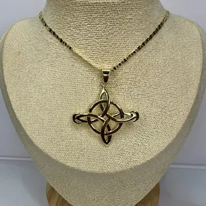 45. Royal Knot Pendant Necklace/ laminado 14k. Cadena size 18”