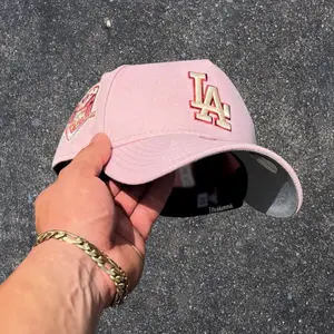 Pink MLB New Era LA Dodgers Anniversary Patch 9FORTY Adjustable Baseball Cap, Gorra de béisbol color vino ajustable Pastel Pink, Embroidered Logo, yankees fitted hat, Metal Buckle, Unisex Trendy Street Hat, Adjustable