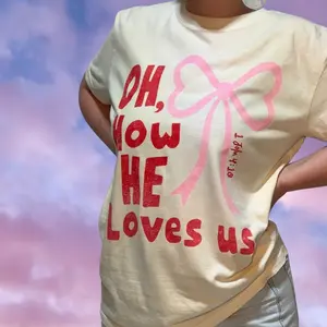 Oh How He Loves Us 1 John 4:10 DTG Printed Comfort Colors Graphic T-Shirt