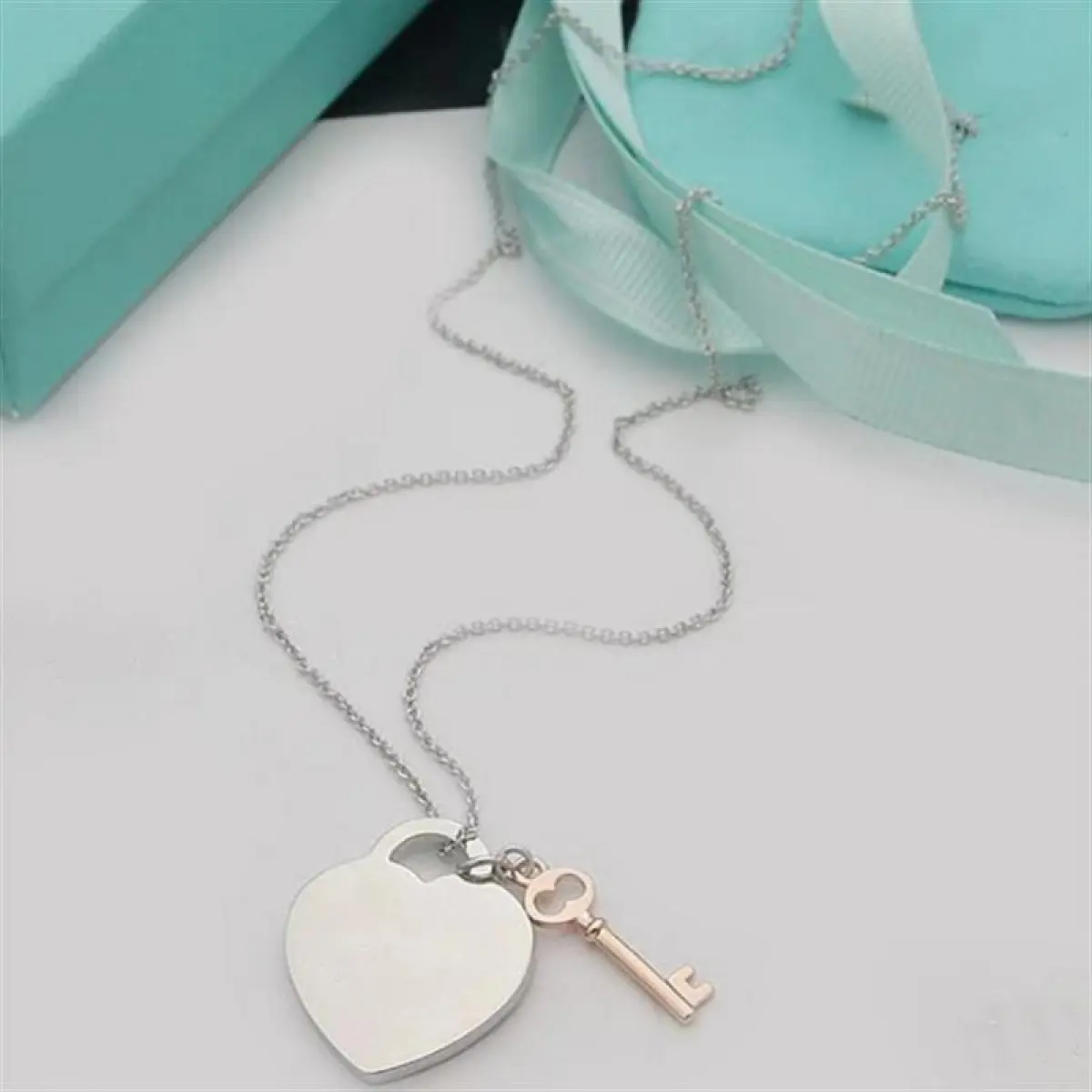 Women's Korean Style T Family Heart Key Pendant Elegant Jewelry - 45cm Niche Design Metal Chain Collarbone Necklace, Festive & Party Supplies, Everyday Wear Accessories, Gifts for Women
