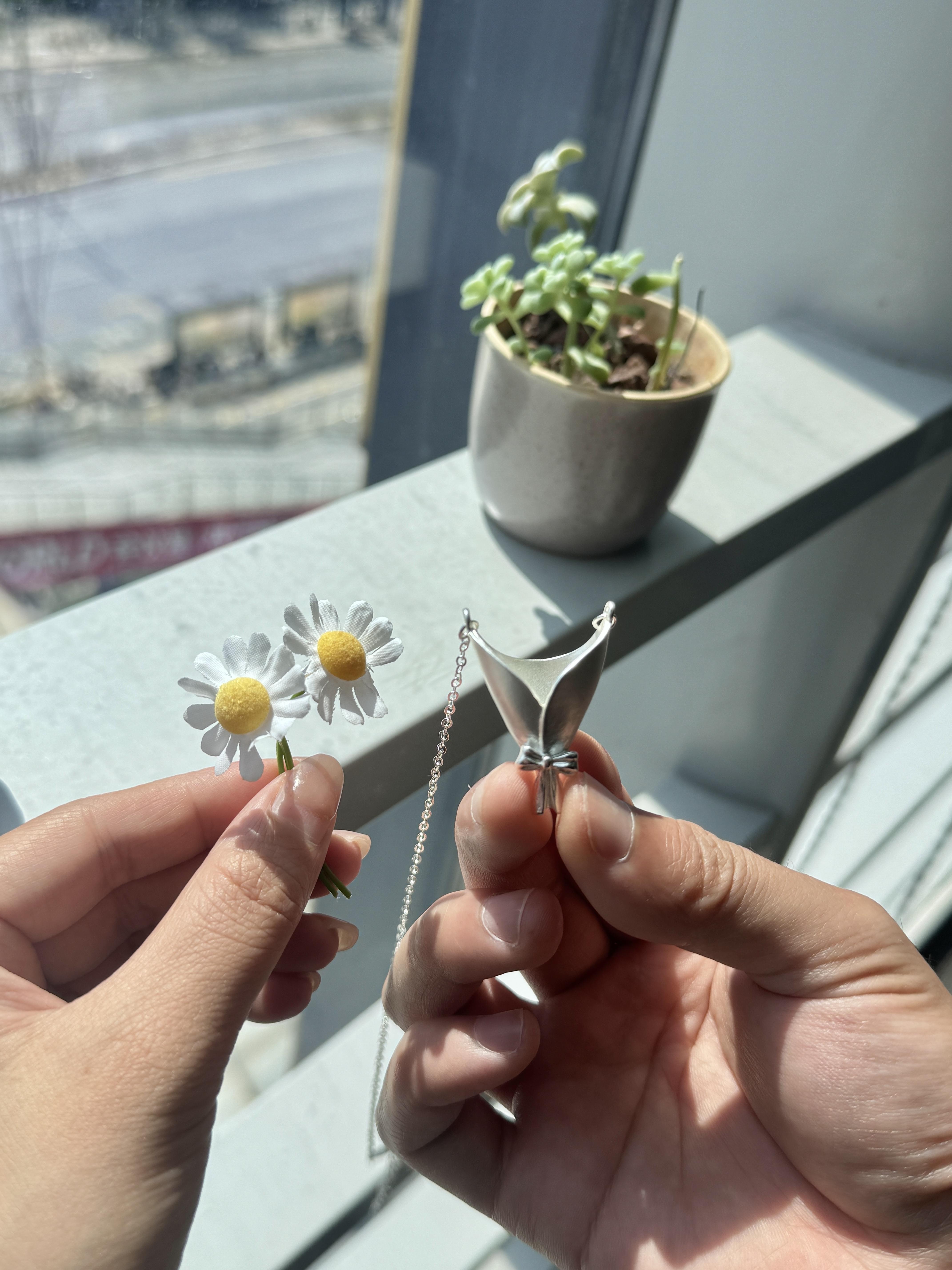 Gift For Mom Flower Bouquet Necklace(Without Flowers), Romantic, Blessing, Gratitude, Love, Elegance,Gift for Mothers, Loved Ones, and Family, Elegant Gift for Women Exquisite Jewelry Gift Jewelry Accessory