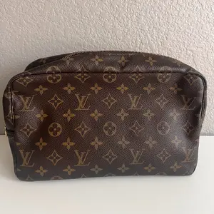 Pre-owned Louis Vuitton Canvas Toiletry Bags Monogram Trousse 28 Toiletry