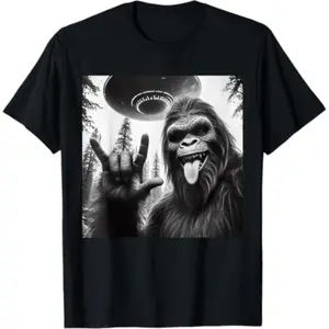 [100% Cotton] [100% Cotton]  Funny Sasquatch Bigfoot Rock On Selfie With UFO Alien T-Shirt  Golf Gift T-Shirt For Men and Women