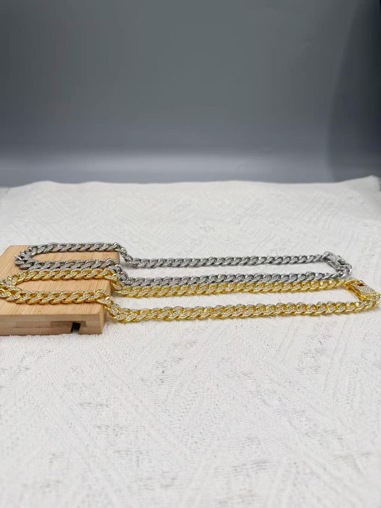 QGANCLE Hip-hop style Cuban chain pendant necklace - personalized men's necklace - an excellent gift for your boyfriend. Universal design for both men and women. Personalized droplet pendant necklace with personalized pendant.