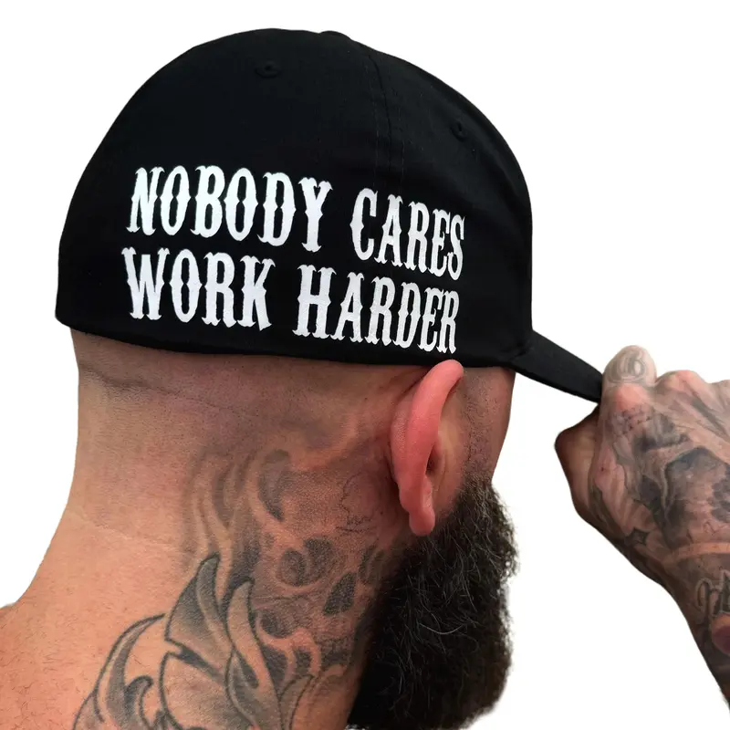 The Drive Clothing NOBODY Stays Put Men's Fitted Flexfit Hat - 98% Cotton & PU Spandex Blend Baseball Cap, Black with White Slogan, Stretch Tech, 6-Panel Structured Mid Profile, Premacurv Visor with Silver Undervisor, Casual Daily Beach Adult Accessory
