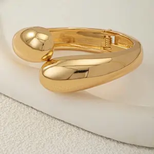 Pulsera abierta en forma gota de agua