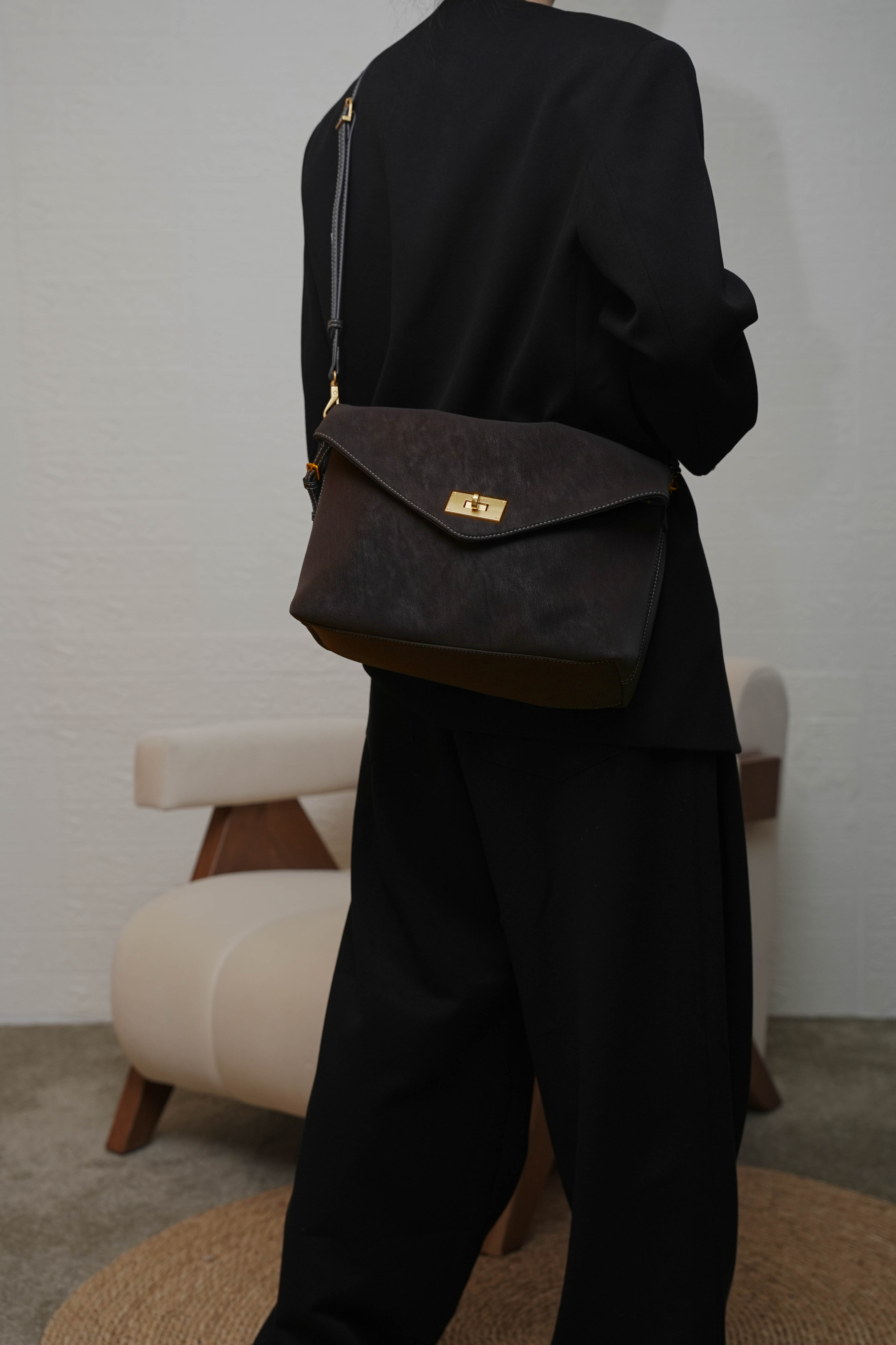 The Urban Envelope Bag Large - Stylish Urban Envelope Crossbody Bag Vegan Leather with Gold Hardware and Detachable Strap for Everyday Use