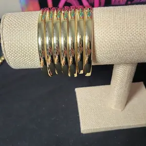 Braclete Set of 7 Gold-Tone Bangle Bracelets for Women Fashionable and Stylish Jewelry Accessory