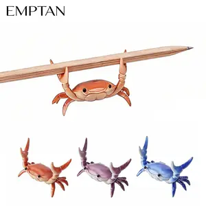 EMPTAN 1pcs Realistic Crab Shape Pen Holder, Creative Cute Pencil Stand Desk Organizer, Funny Desktop Decor for Home Office, Unique Birthday Gift, Cute Desk Accessories Stationery