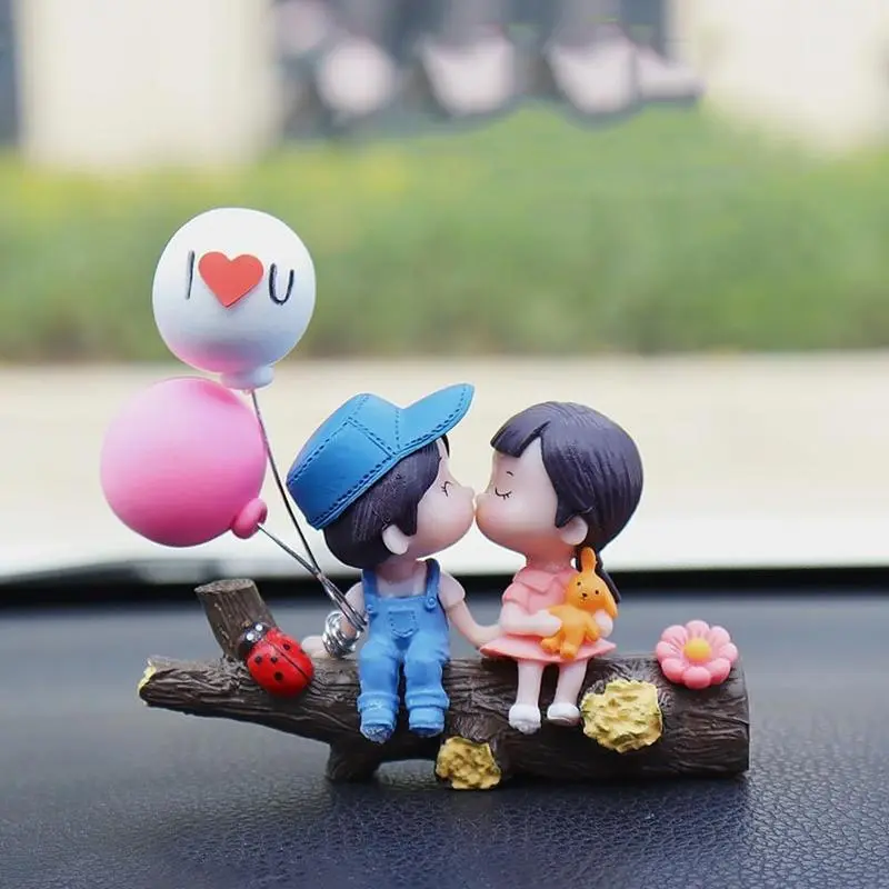 Cute Couple Car Dashboard Decorations, Lovely Couple Kiss Cartoon Figurines Car Ornament, Resin Material Boy Girl Car Interior Decoration with Balloon for Car Dashboard Gifts