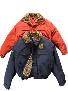 The same contrasting color leopard print collar bread clothes for men and women, loose and thickened cotton-padded jacket, leopard print fur collar + tooling version + chest badge + letter printing design, very suitable for daily travel and outdoor activi