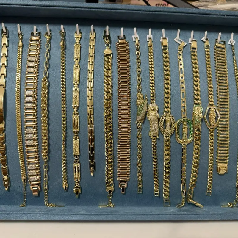 Start buying jewelry. Wholesale. Through the transmission/Emprende comprando joyería. Por mayoreo. Por medio de la trasmicion