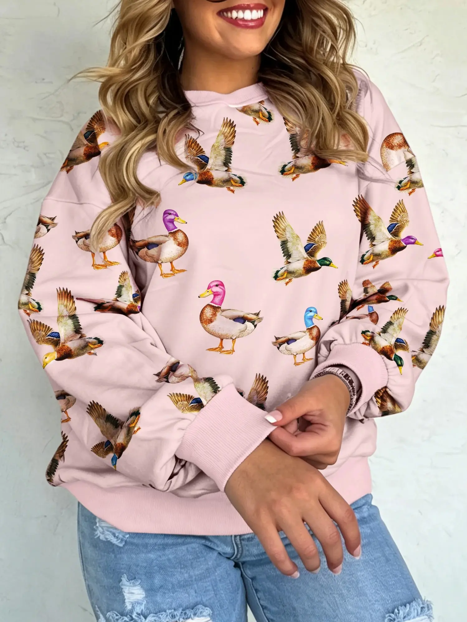 Women’s Pink Mallard Duck Print Sweatshirt, Casual Crewneck Long Sleeve Pullover, Relaxed Fit Graphic Top for Fall Outdoor Activities, Weekend Wear, Travel & Everyday Casual Outfits