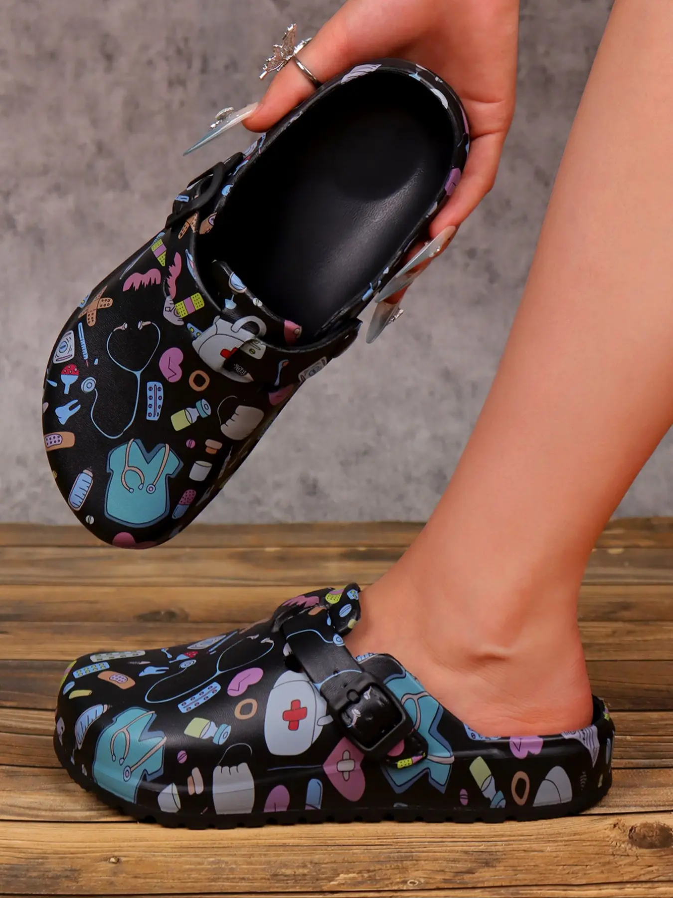 Women's Fashion Cartoon Print Holey Eva Slippers, Comfortable Summer Work Shoes, Lightweight Flat Soft Sole, Adjustable Buckle, Beach Garden, Fashionable Soft Slippers