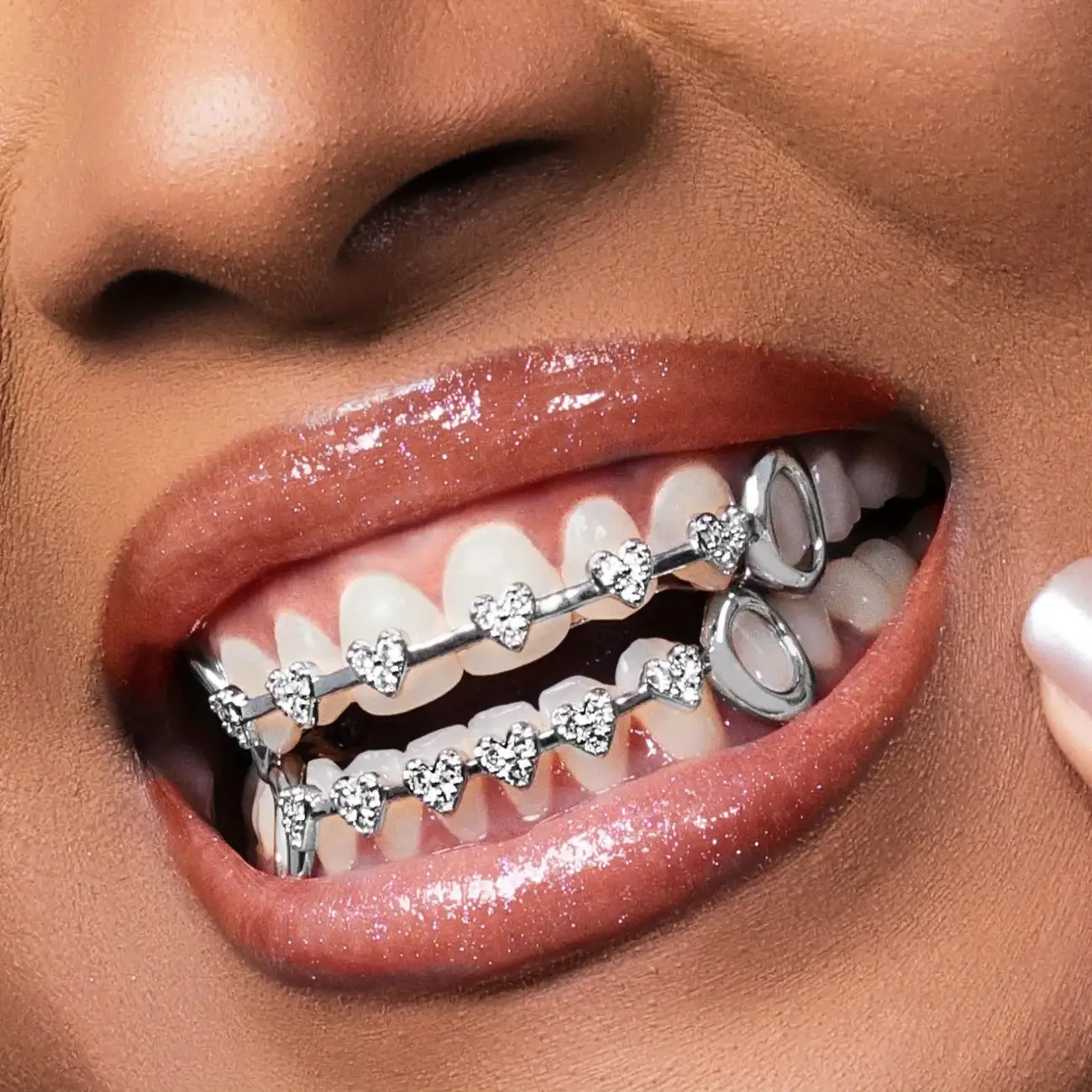 Aesthetic Lightweight Crystal Inlay Iced Heart Grillz Teeth Set - Gold-Silver Plated Adjustable Top & Bottom Bling Look Alloy Dental Accessory, Hip Hop Fashion Body Jewelry for Party, Cosplay, Daily Use