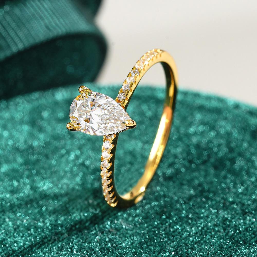 Drinsper Solitaire Pear-Cut S925 1.0ct DVVS Synthetic Moissanite 18K Gold-Plated Sterling Silver Ring for Women Girls Versatile Simple Elegant Style Suitable for Daily Wearing Chrisamas Jewelry Gift for Girlfriend Mom