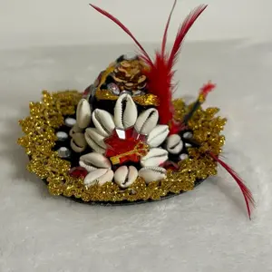 Sombrerito de copa con decoracion de cauri y pluma ideal para eleguao eshu