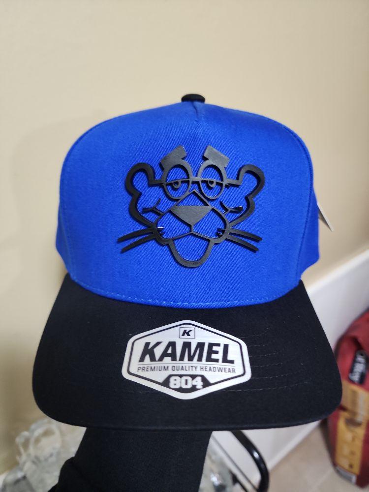 gorra kamel color azul de pantera bisera obscuro