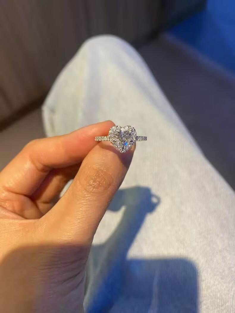 【PANG Jewelry】Women's ring, a heart-shaped ring decorated with sparkling zircons in a sweet style. It is a fashionable, casual and exquisite piece of jewelry suitable for parties. It can be given as a gift or as an engagement ring