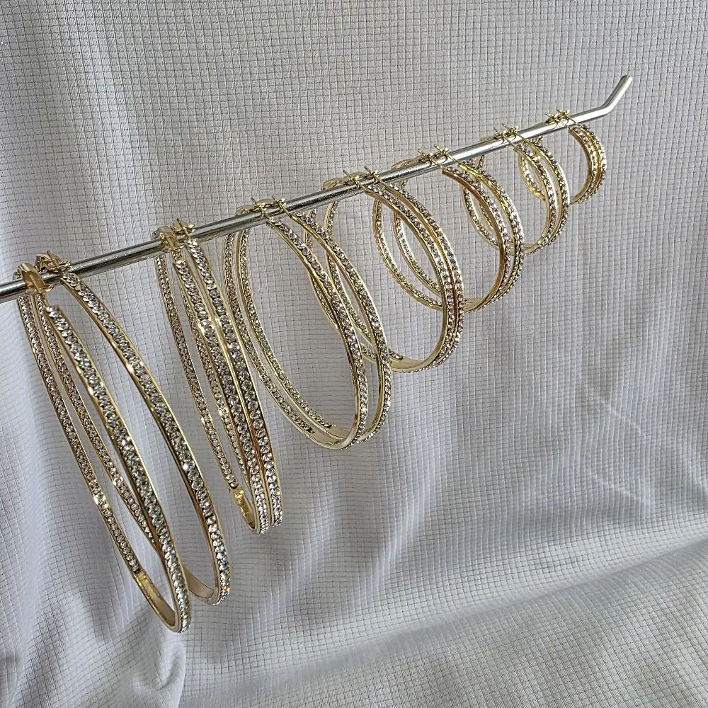 hoops zirconia on both size of hoop gold plated ,Aracadas de zirconia en ambos lados de la arcada en tono oro o oro blanco