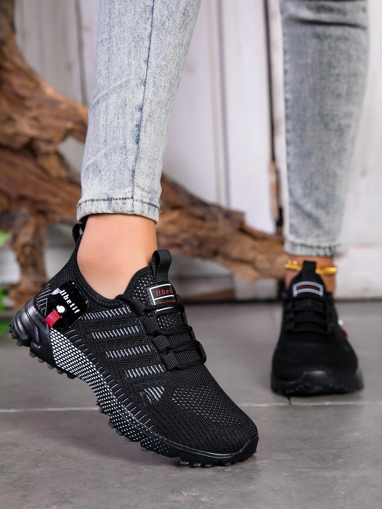 Women's fashionable and breathable knitted athletic shoes, 2026 new spring/autumn casual lightweight soft-soled walking shoes, comfortable low-top outdoor running shoes.